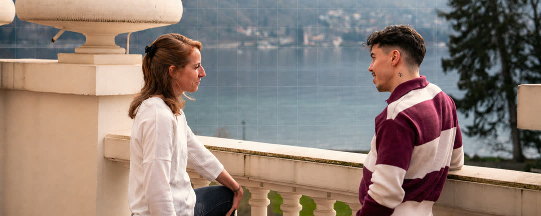 Arthur Plancq en séance individuelle avec une entraîneuse, en terrasse