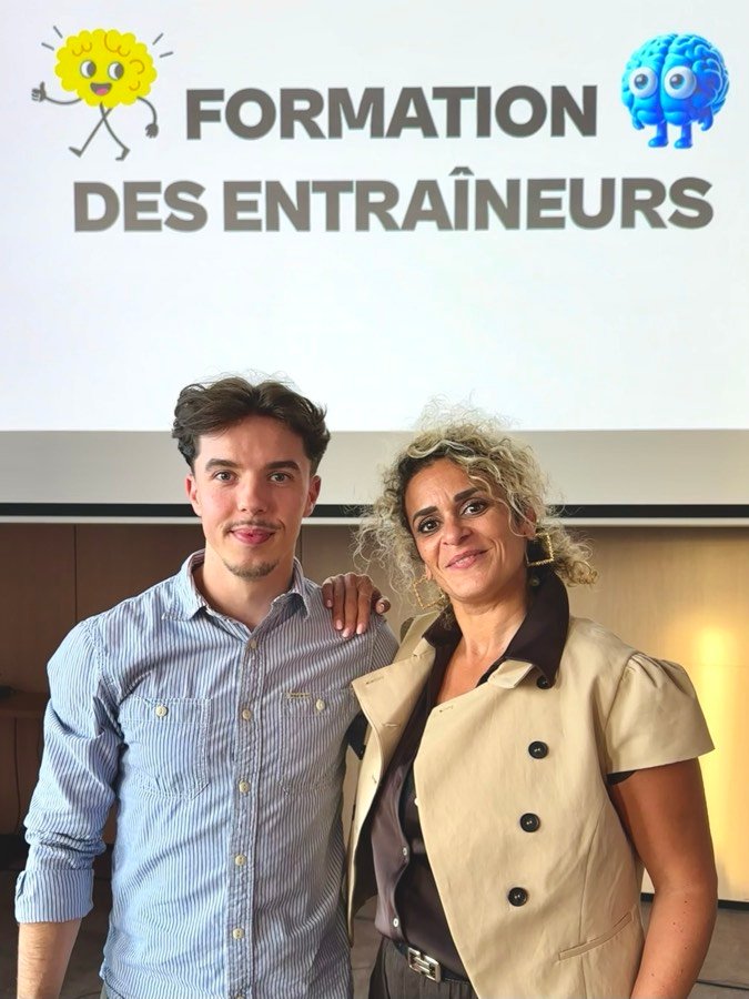 Arthur Plancq et Leila Dridi devant l'écran d'une formation des entraîneurs