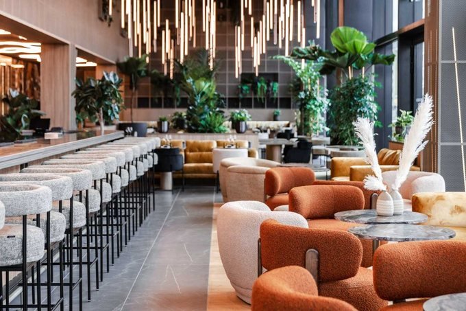 La salle du restaurant réservée pour le déjeuner du samedi